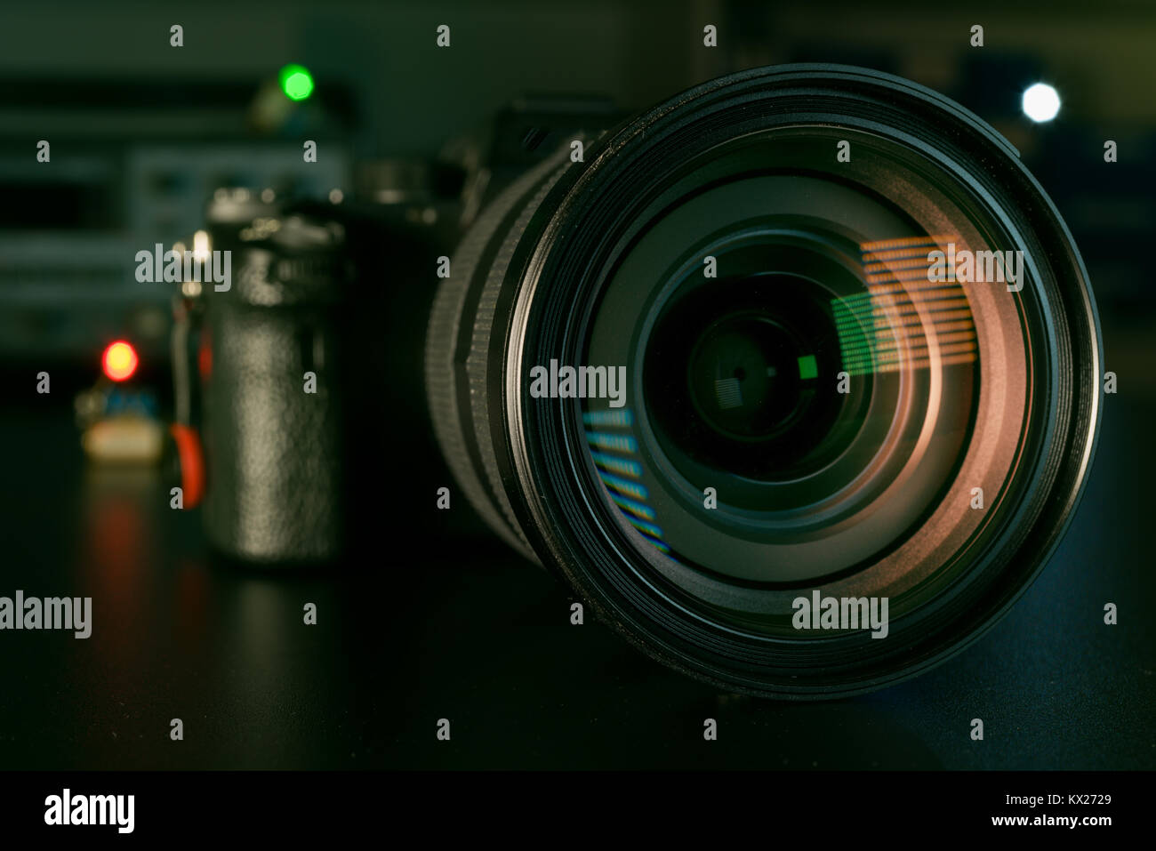 Fotocamera o obiettivo video di close-up su sfondo nero obiettivo reflex digitale Foto Stock