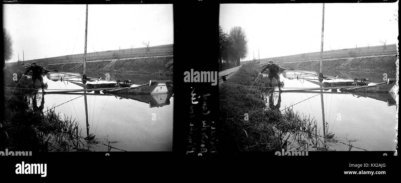 Una fotografia della collezione Fonds Berthelé che mostra una chiatta affondata lungo un canale francese, che documenta un momento della storia marittima e dei trasporti locali. Foto Stock