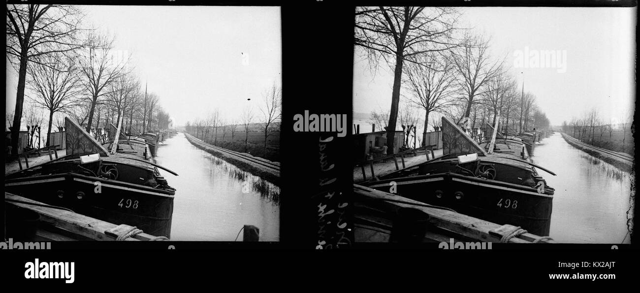 Una fotografia della collezione Berthelé che mostra una chiatta sul canale di Dieue, in Francia. Cattura il trasporto fluviale e i corsi d'acqua regionali all'inizio del XX secolo. Foto Stock