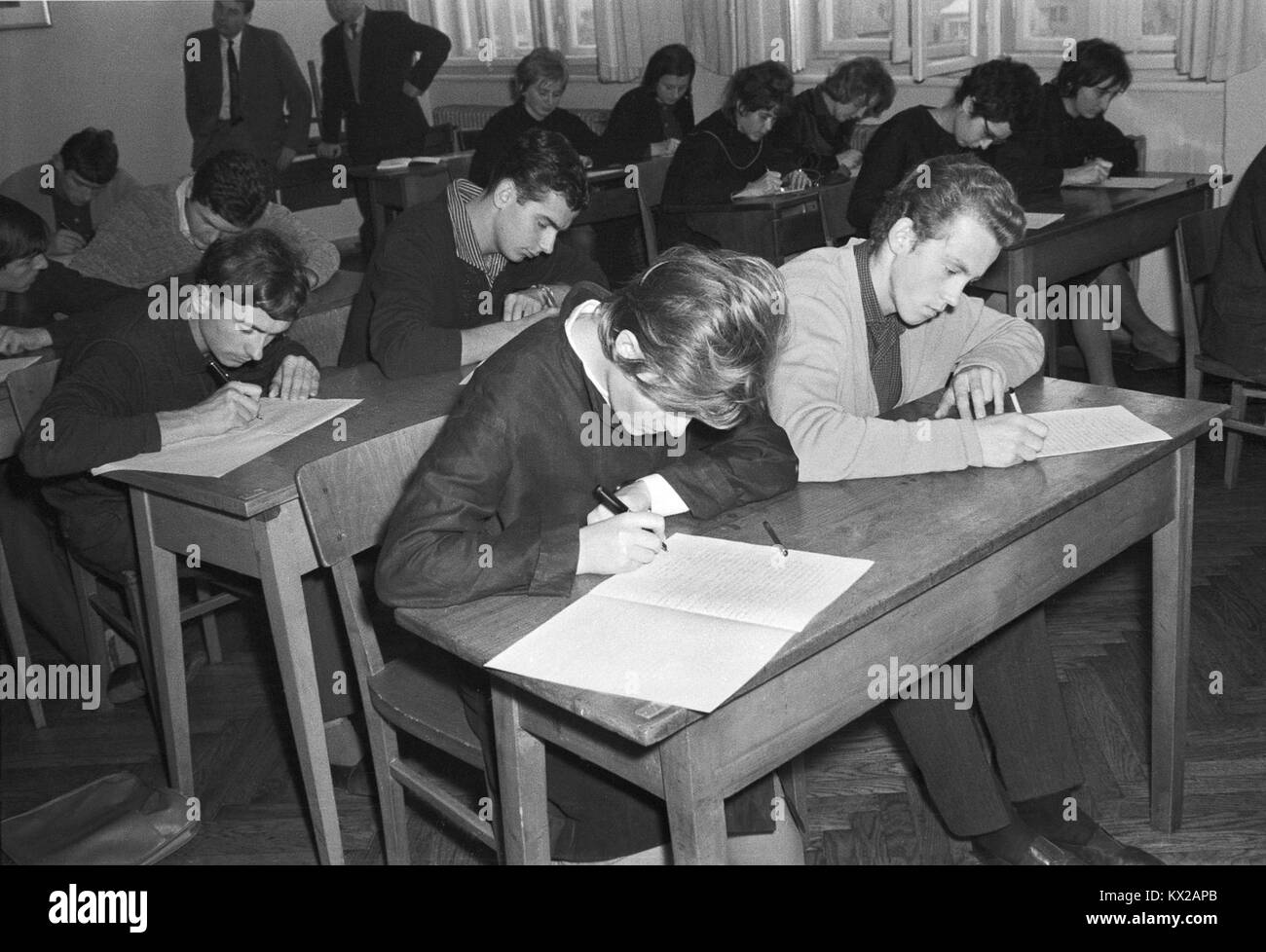 Fotografia degli studenti del secondo ginnasio che completano i compiti scolastici nel 1963, documentando le pratiche educative in Slovenia. Foto Stock