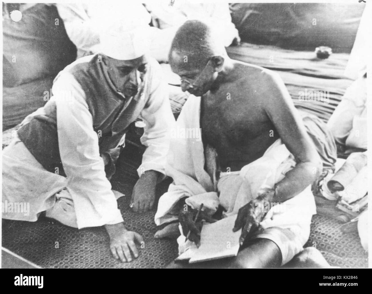 Una fotografia storica di Jawaharlal Nehru che parla del movimento Quit India nel 1942, simboleggia la resistenza dell'India contro il dominio coloniale britannico e la sua ricerca dell'indipendenza nazionale. Foto Stock