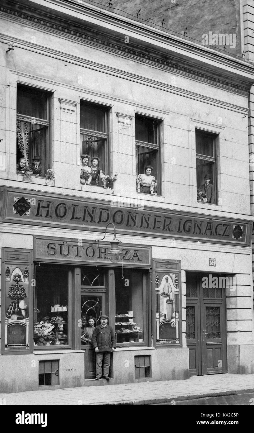 Fotografia del 1954 che mostra Dohány utca 64 a Budapest, illustrando l'architettura storica e le caratteristiche urbane dell'edificio. Foto Stock