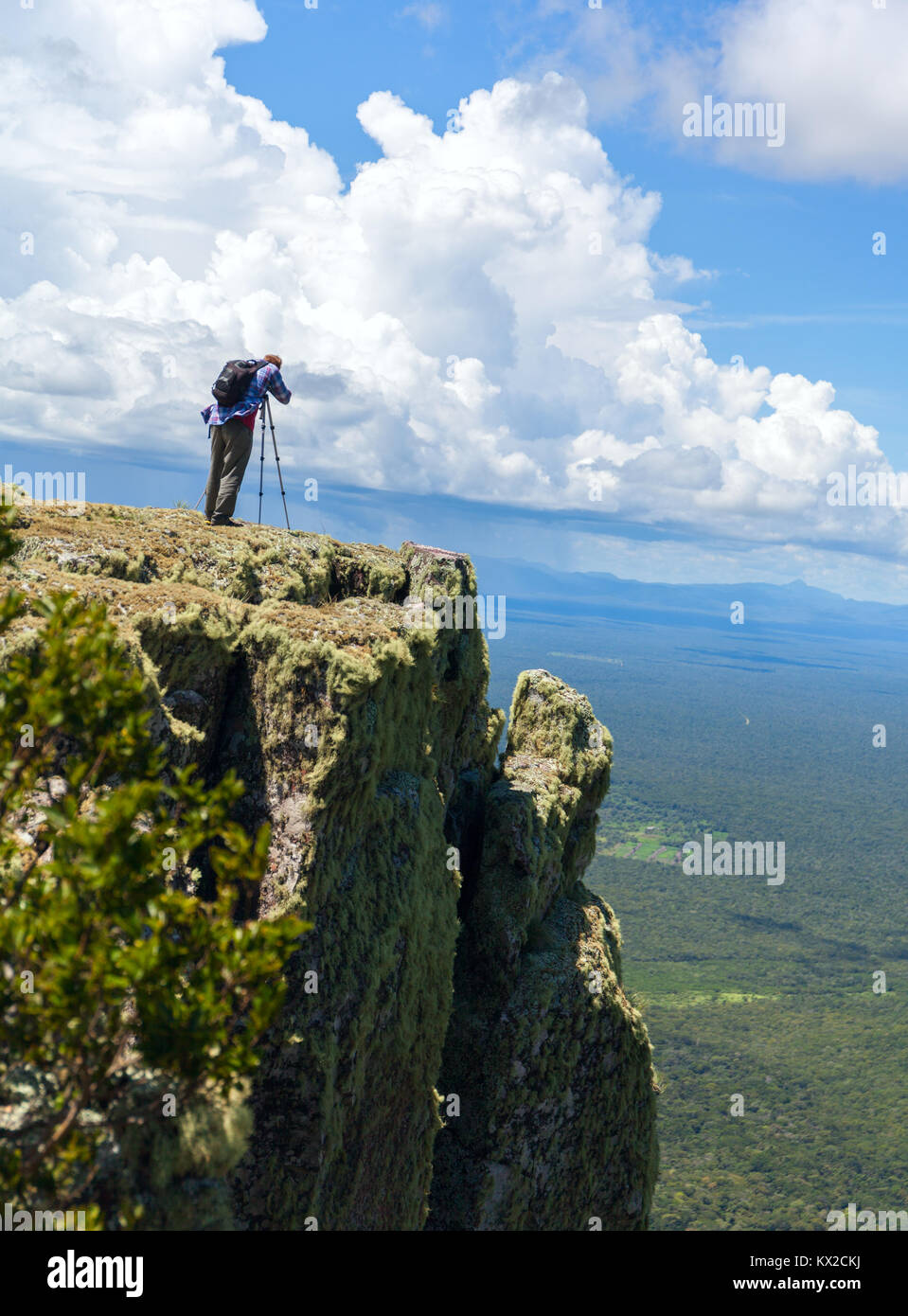 Wildlife Photographer sul vertice di montagna di fotografare il tramonto nel paesaggio e cielo blu Foto Stock