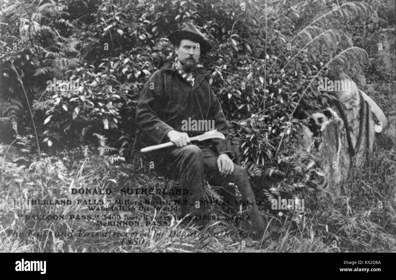 Donald Sutherland era un esploratore scozzese che arrivò in nuova Zelanda negli anni '1860 Cercò oro, prestò servizio nella milizia di Waikato durante le guerre neozelandesi e in seguito visse da solo a Milford Sound. Nel 1880 divenne il primo europeo a vedere le cascate di Sutherland e nel 1883 scoprì lo stretto di Sutherland. Ha anche tentato di scalare il Mitre Peak e ha contribuito alle osservazioni agli studi geologici. Foto Stock