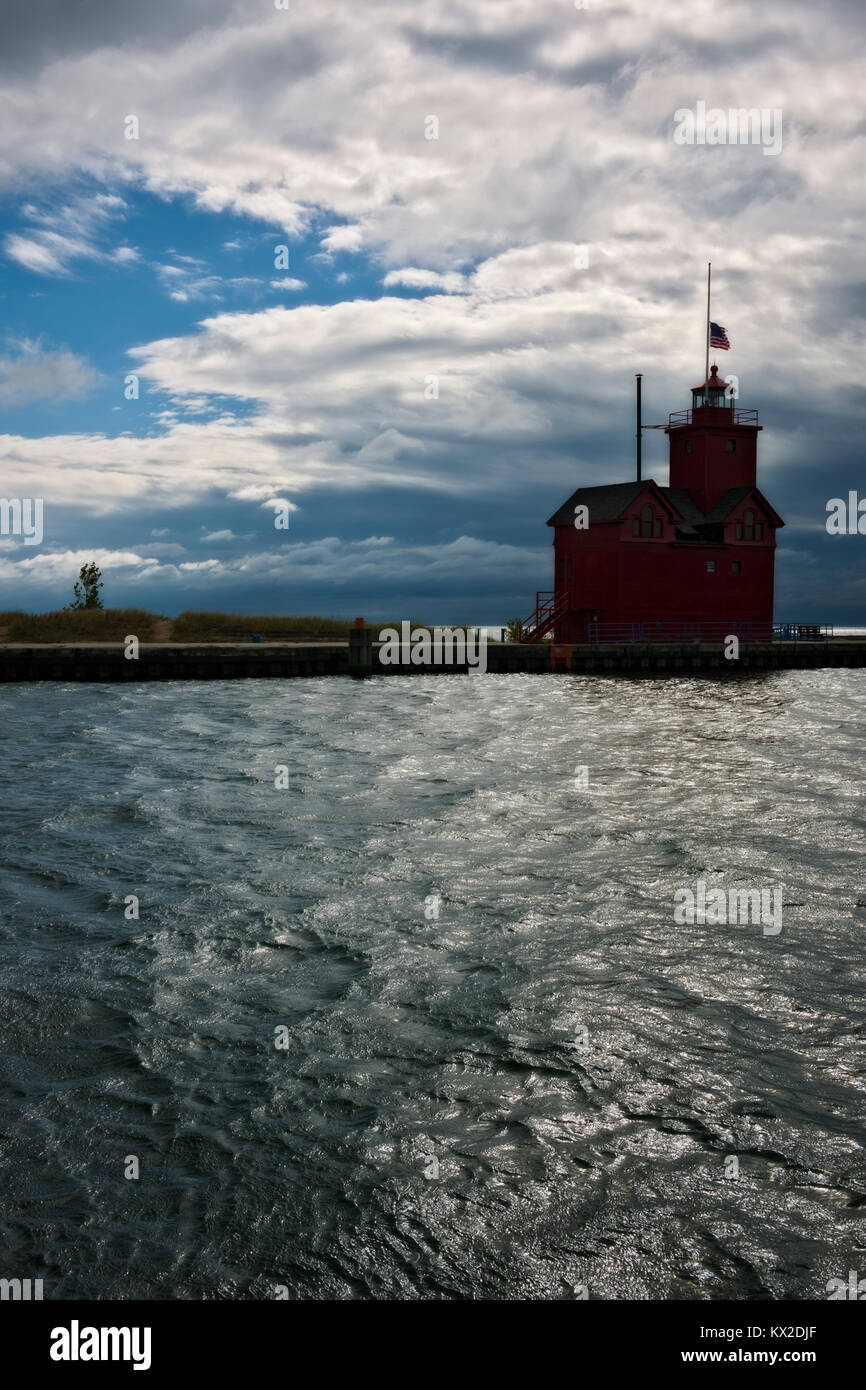 Un autunno tempesta si basa su Michigan's Holland Faro del porto di soprannominato Big Red sul Lago Michigan. Foto Stock