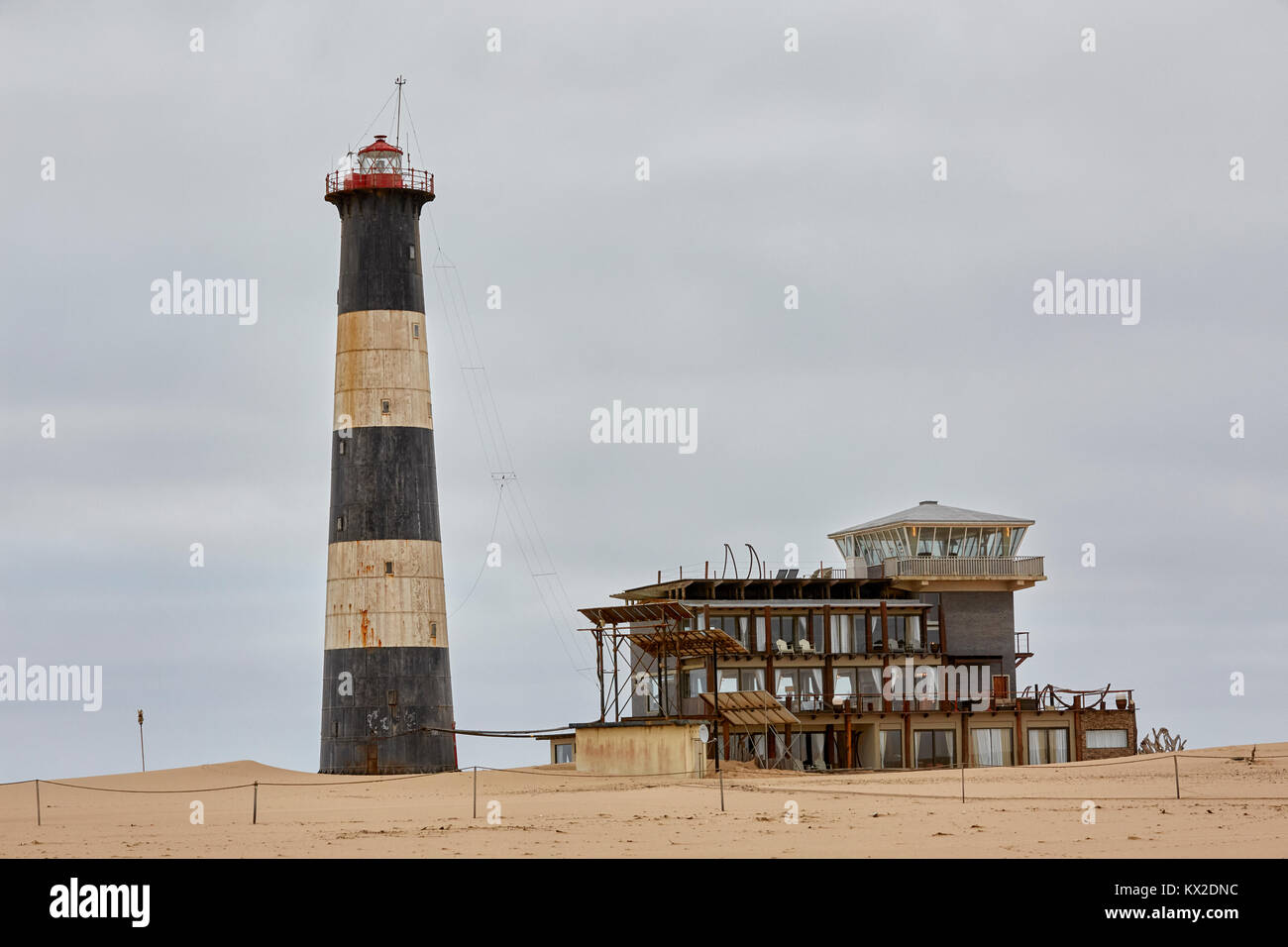 Pelican Point Lighthouse e Lodge di Walvis Bay, Namibia, Africa Foto Stock