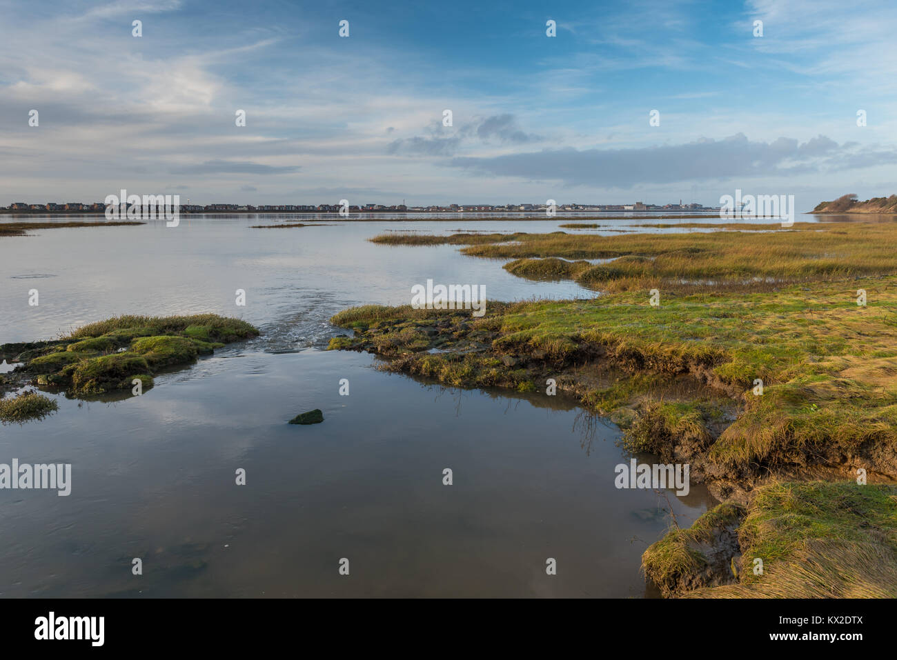 Diga di marea che confluiscono nel fiume Wyre Estuary Foto Stock