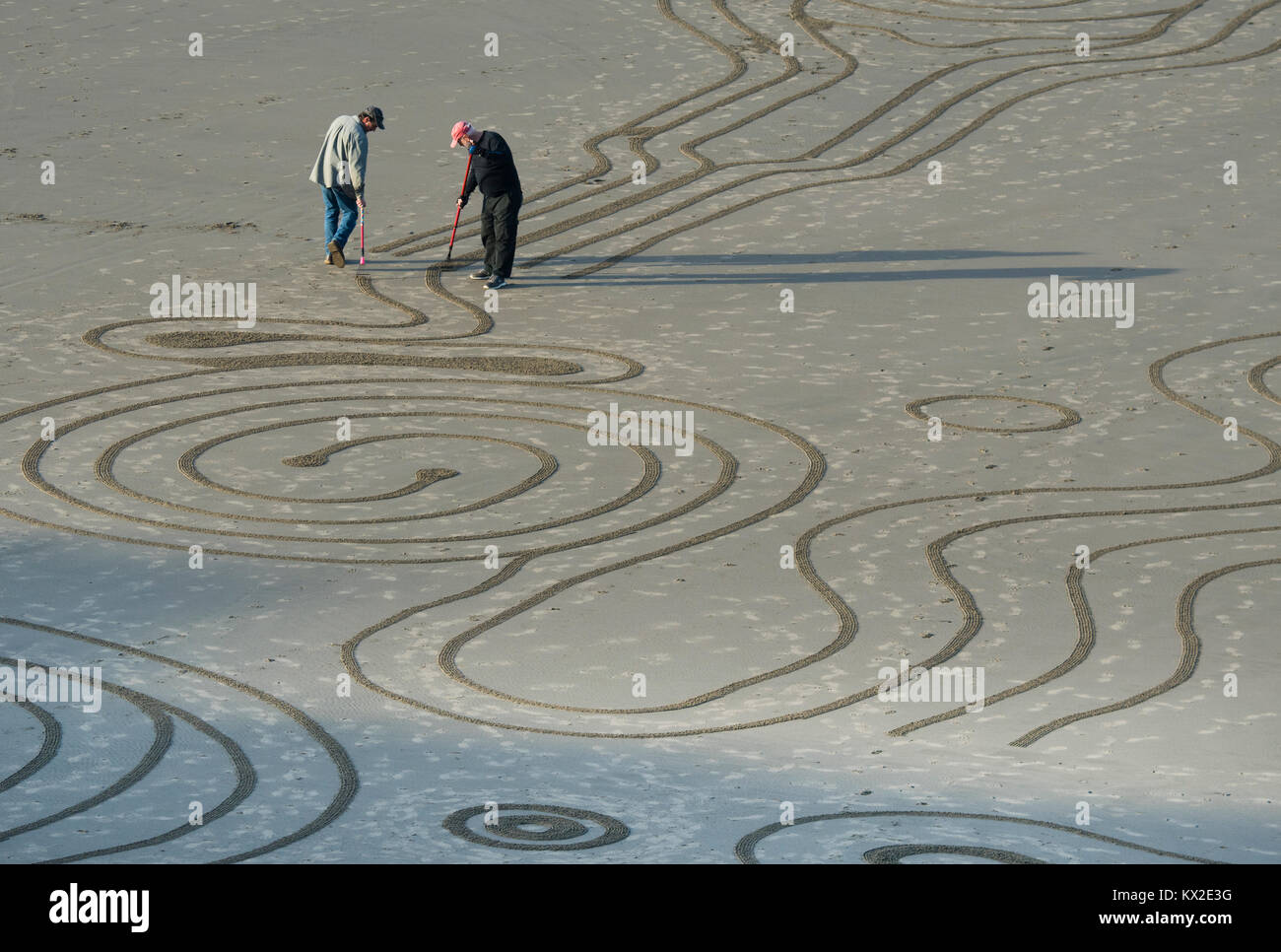 Sabbia artista Denny Dyke, 'cerchi nella sabbia', temporanea labirinto di sabbia sulla spiaggia di Bandon, Bandon, Oregon Coast Foto Stock