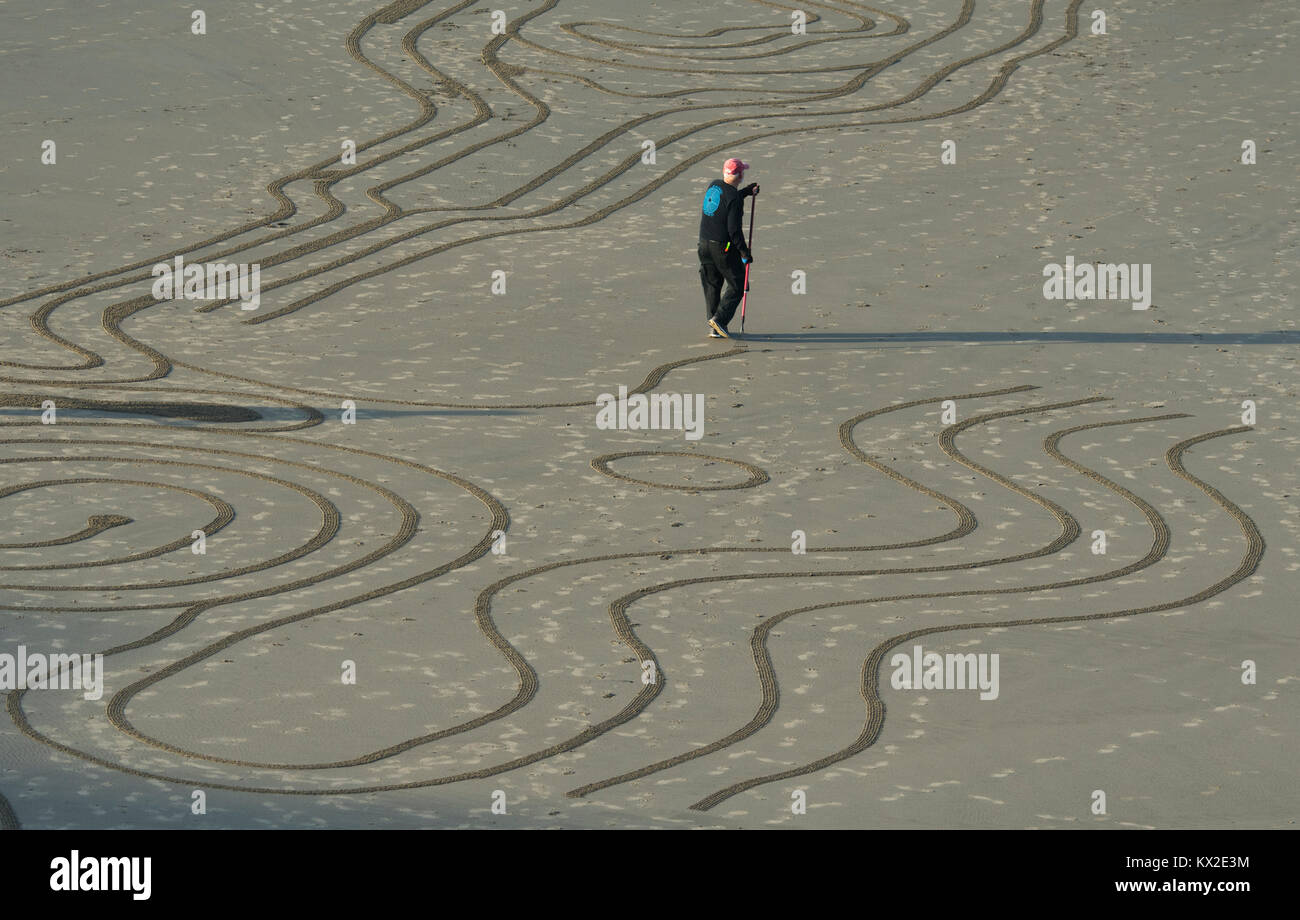 Sabbia artista Denny Dyke, 'cerchi nella sabbia', temporanea labirinto di sabbia sulla spiaggia di Bandon, Bandon, Oregon Coast Foto Stock