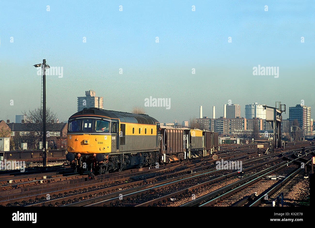 Una classe 33 locomotiva diesel numero 33030 si avvicina a Clapham Junction con una breve tratta di treno di zavorra caricato i carri 15 novembre 1993. Foto Stock