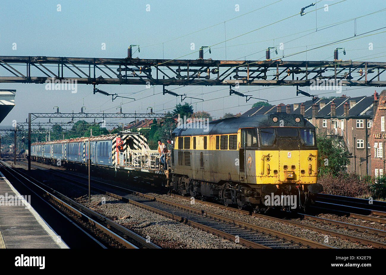 Una classe 31 locomotiva diesel numero 31255 sorge sul veloce fino a South Kenton con la linea aerea manutenzione treno. Il 19 ottobre 1997. Foto Stock