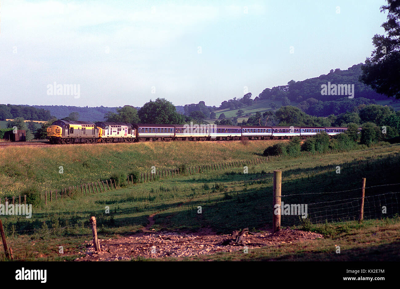 Una coppia di classe 37 locomotive diesel numeri 37046 e 37412 'Driver John Elliot' doppia voce un ferrovie regionali del servizio. Presumibilmente 37412 aveva fallito e che era stato salvato da 37046. Claverton nella Valle di Avon. 8 luglio 1995. Foto Stock