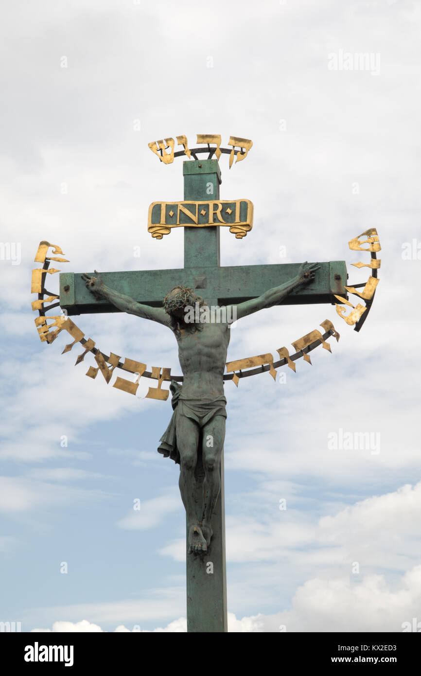 Il Crocifisso statua sul lato nord del Ponte Carlo a Praga Foto Stock