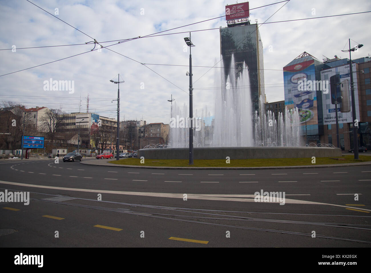 Piazza Slavija a Belgrado in Serbia con la sua fontana musicale Foto Stock