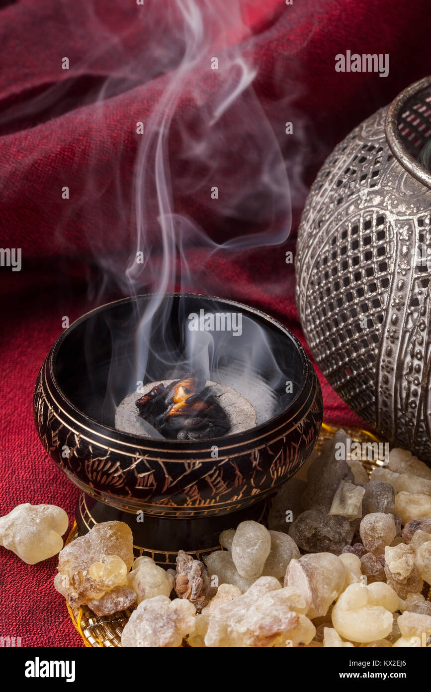 Incenso la masterizzazione su un caldo del carbone. Incenso è una resina aromatica, usato per i riti religiosi, incenso e profumi Foto Stock
