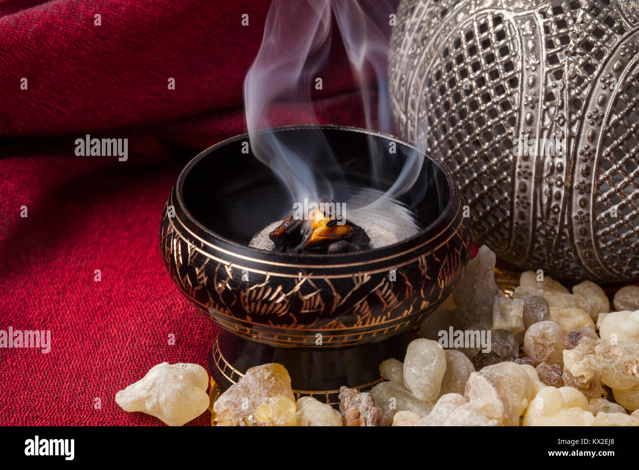 Incenso la masterizzazione su un caldo del carbone. Incenso è una resina aromatica, usato per i riti religiosi, incenso e profumi Foto Stock