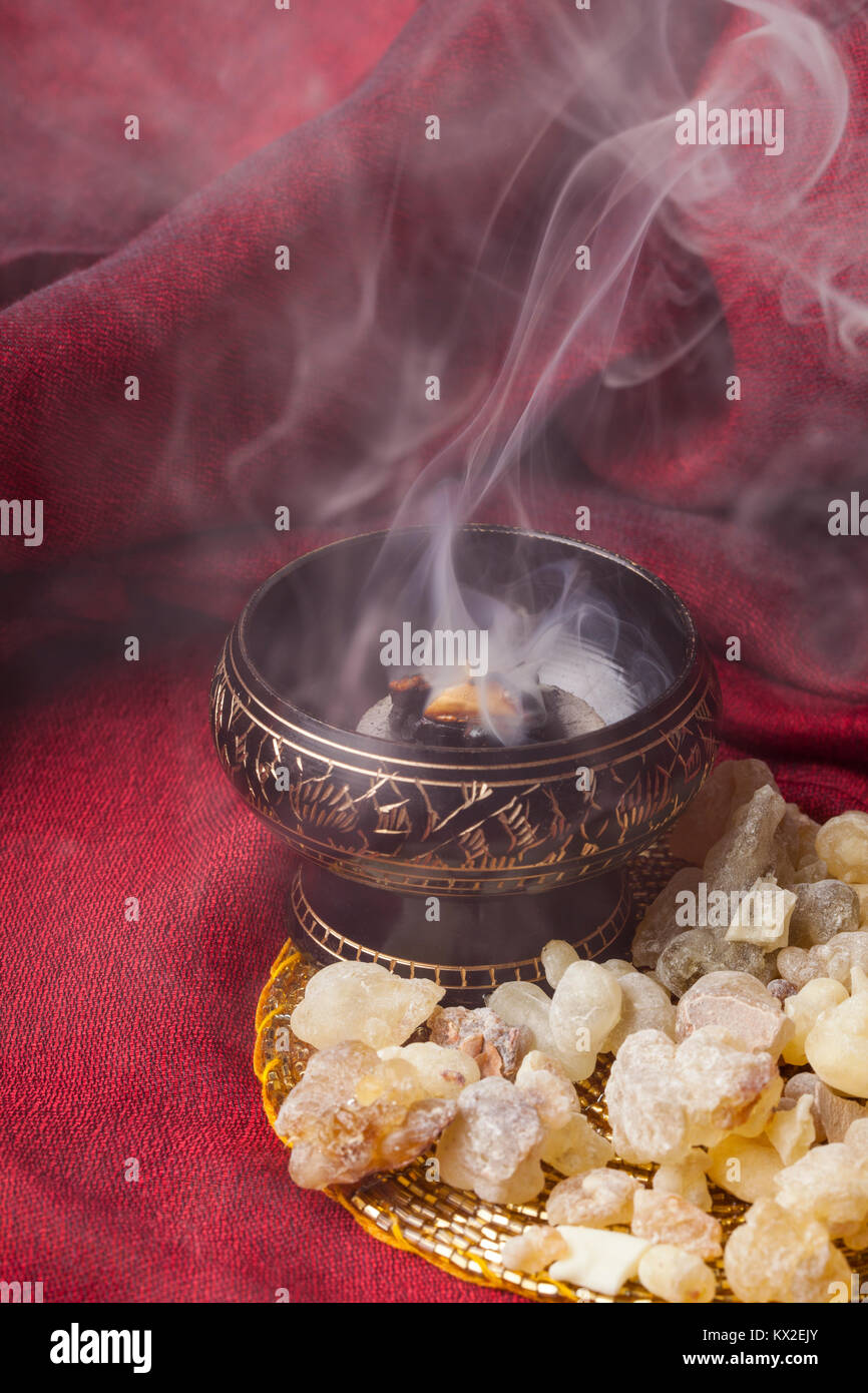 Incenso la masterizzazione su un caldo del carbone. Incenso è una resina aromatica, usato per i riti religiosi, incenso e profumi Foto Stock