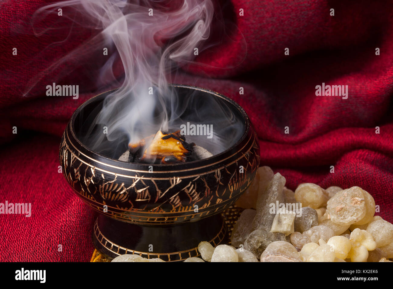 Incenso la masterizzazione su un caldo del carbone. Incenso è una resina aromatica, usato per i riti religiosi, incenso e profumi Foto Stock