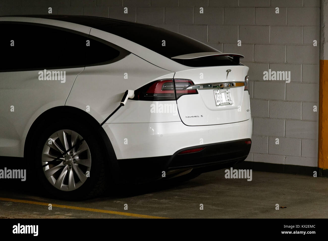 Tesla Model X elettrico ricarica auto in un parcheggio a Montreal, Quebec Foto Stock