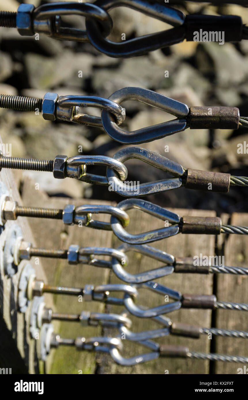 Cavi in acciaio e acciaio inossidabile collegamenti formano un recinto in Newport Oregon Foto Stock