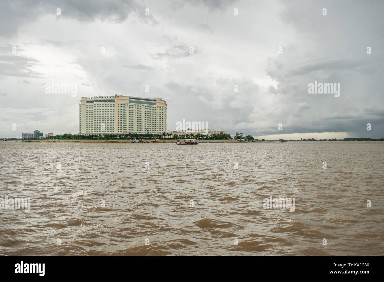 Un hotel di lusso, costruito sulla riva del fiume alla confluenza conflux del fiume Tonle Sap e il fiume Mekong in Phnom Penh Cambogia, Sud Est Asiatico monsone Foto Stock