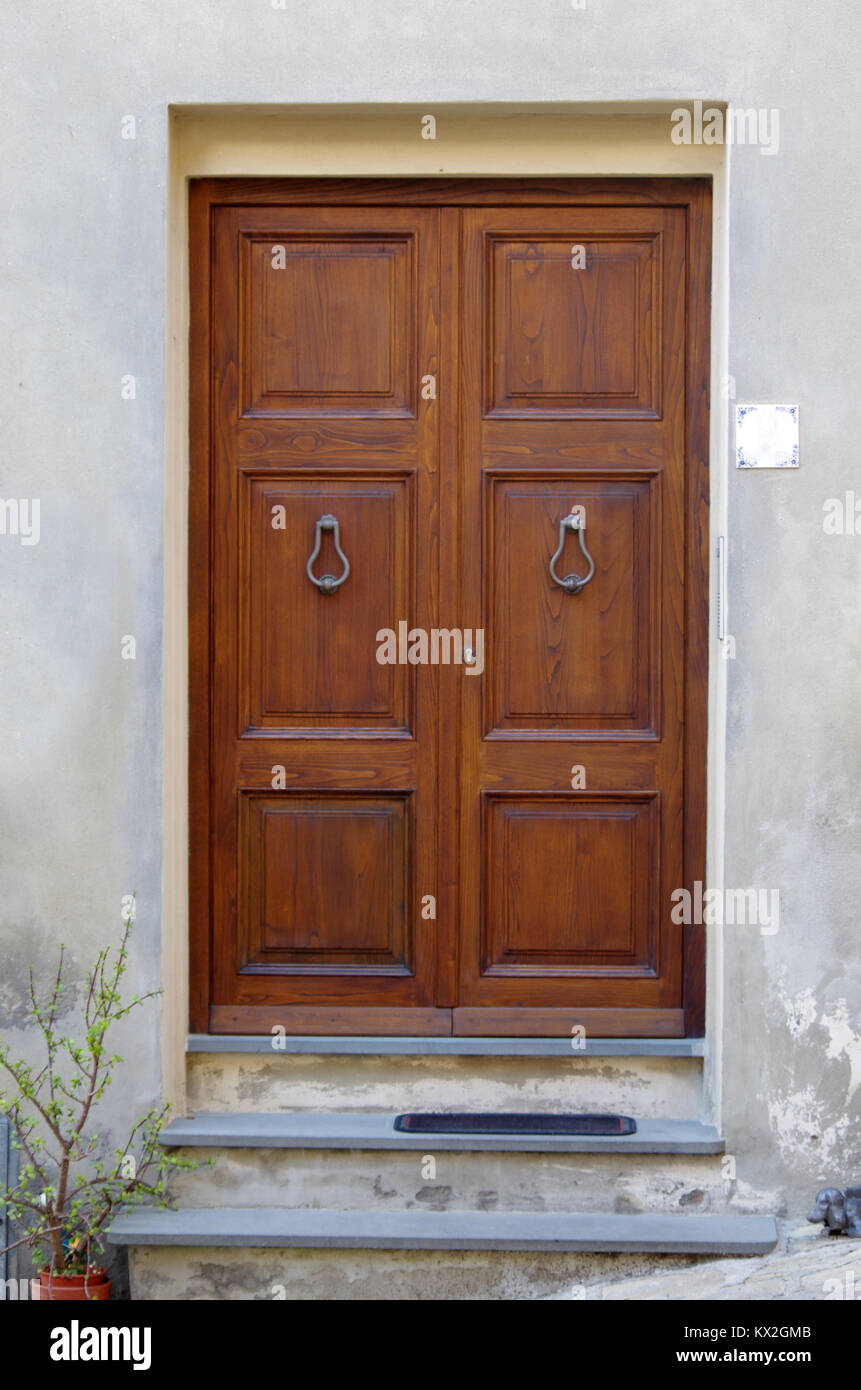 Antica porta in legno con cerniere e respingente ferro battuto artigianato Foto Stock