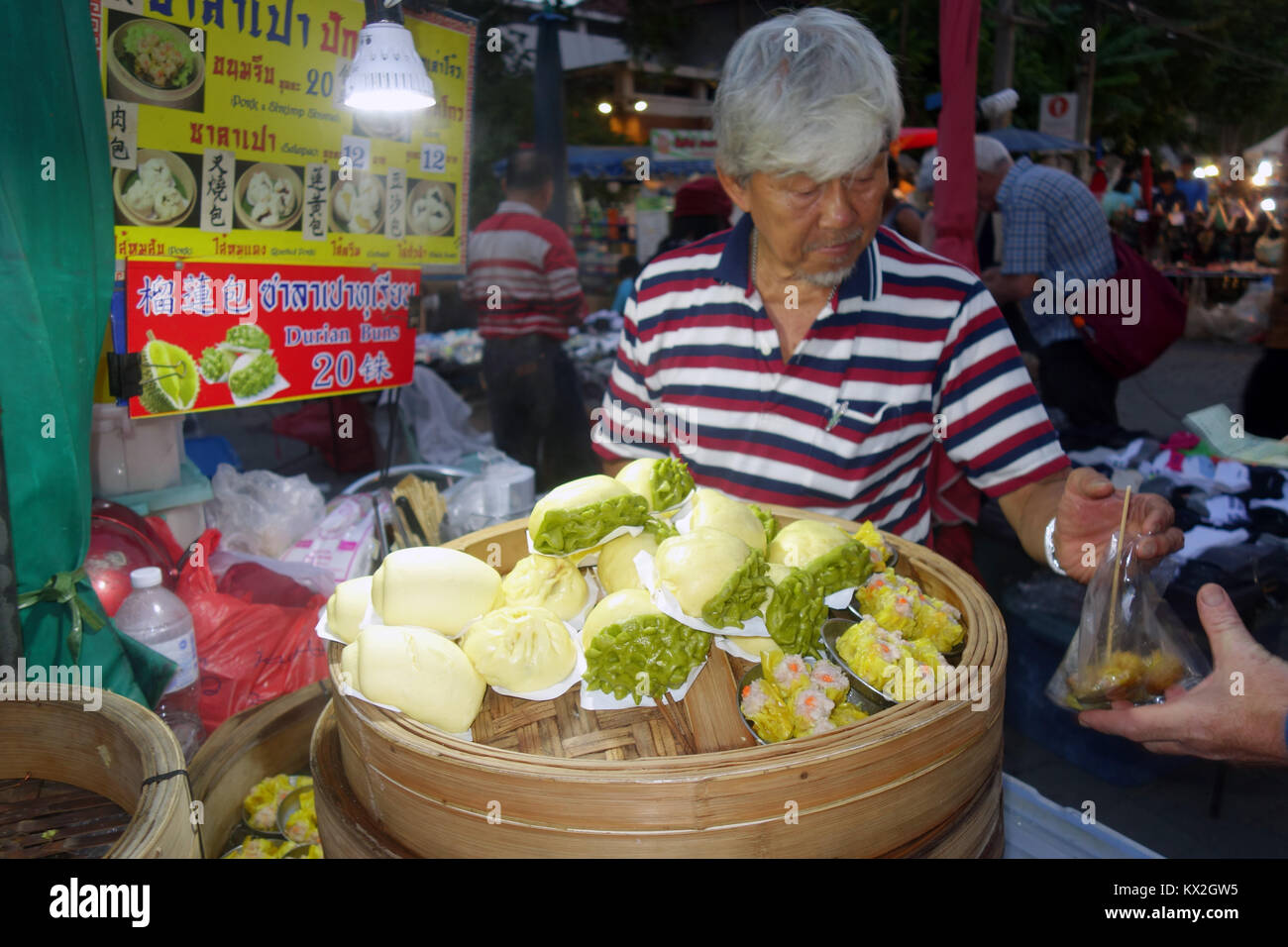 Durian Steamed panini al mercato notturno di Chiang Mai, Thailandia. No signor o PR Foto Stock