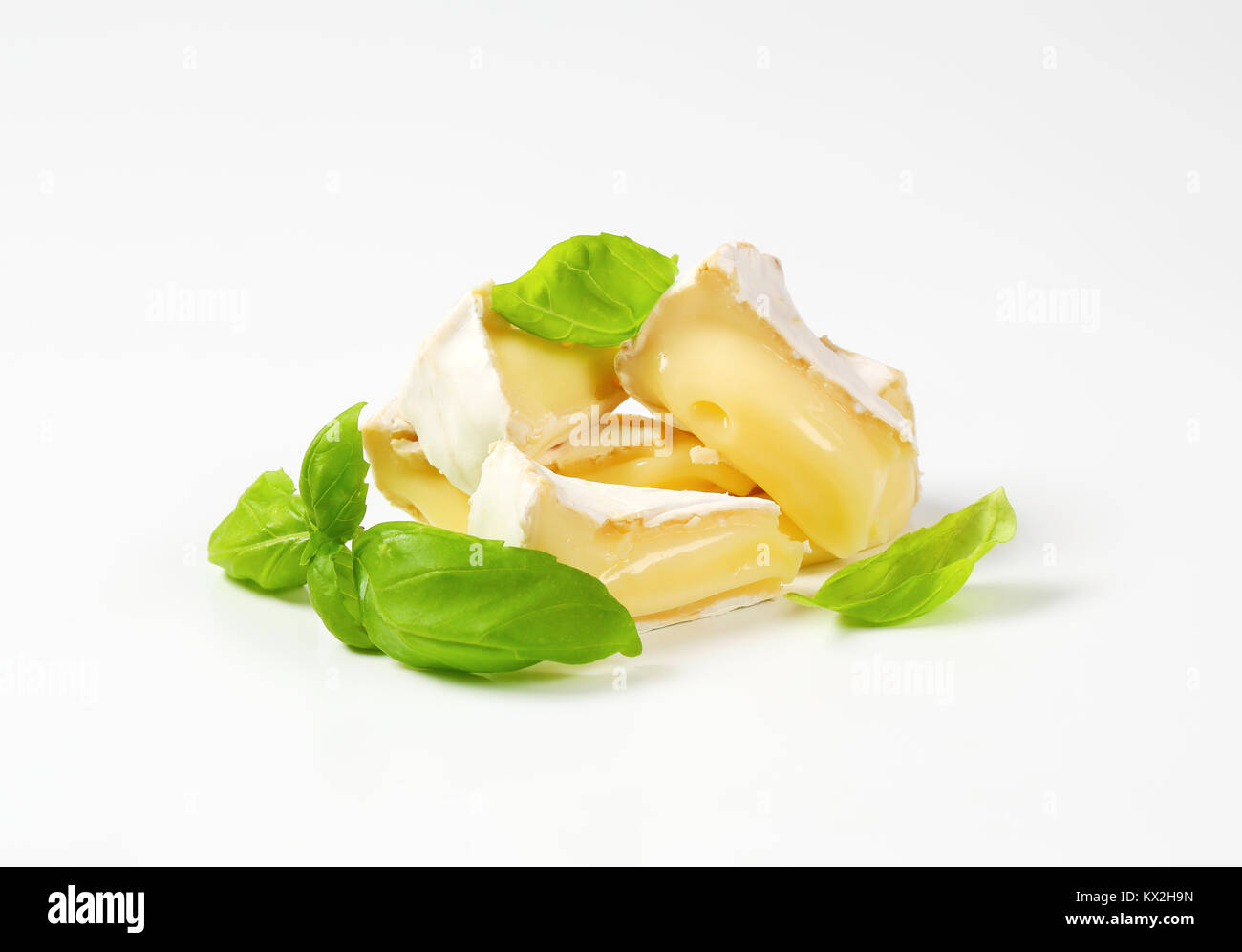 Pezzi di soft-formaggio stagionato con buccia di colore bianco Foto Stock