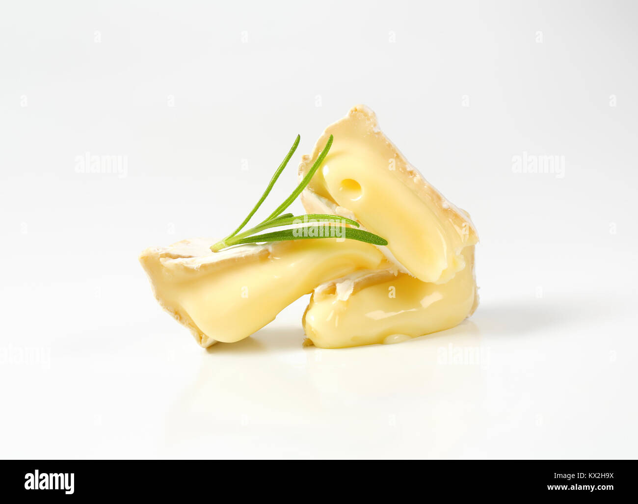 Pezzi di soft-formaggio stagionato con buccia di colore bianco Foto Stock