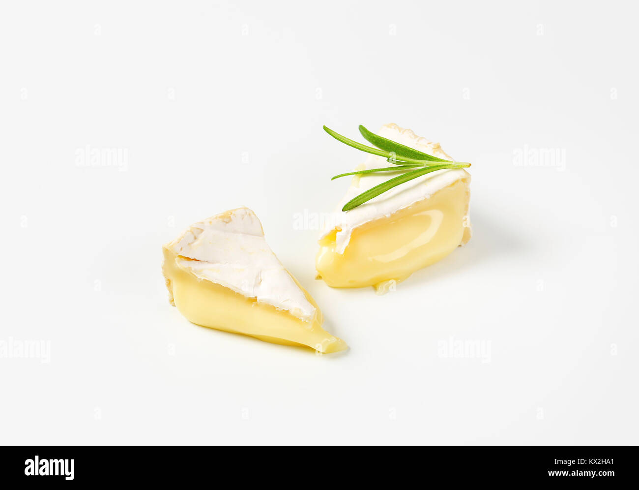 Pezzi di soft-formaggio stagionato con buccia di colore bianco Foto Stock