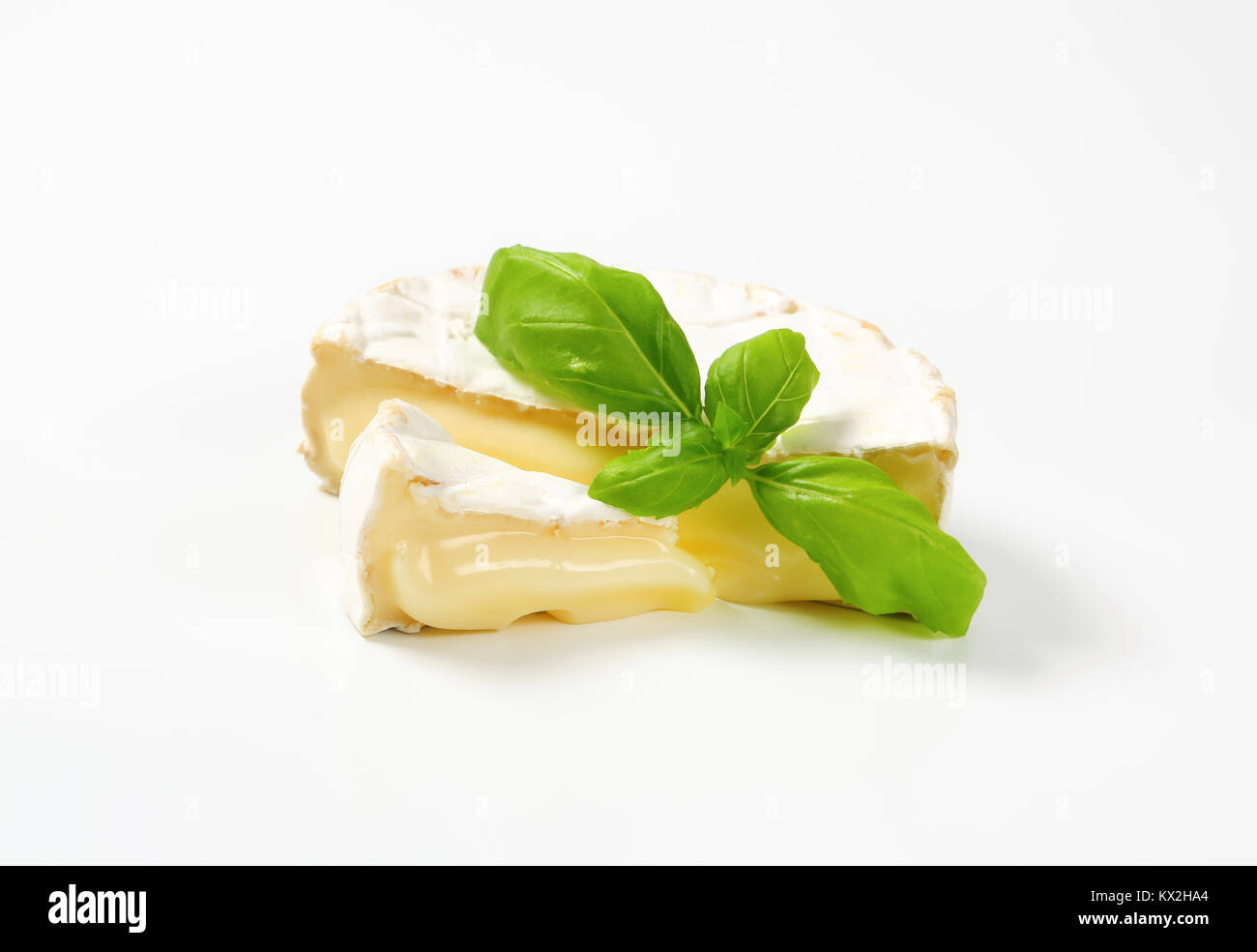Pezzi di soft-formaggio stagionato con buccia di colore bianco Foto Stock