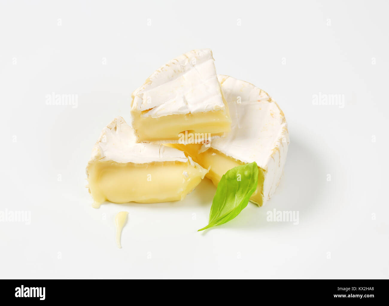 Pezzi di soft-formaggio stagionato con buccia di colore bianco Foto Stock
