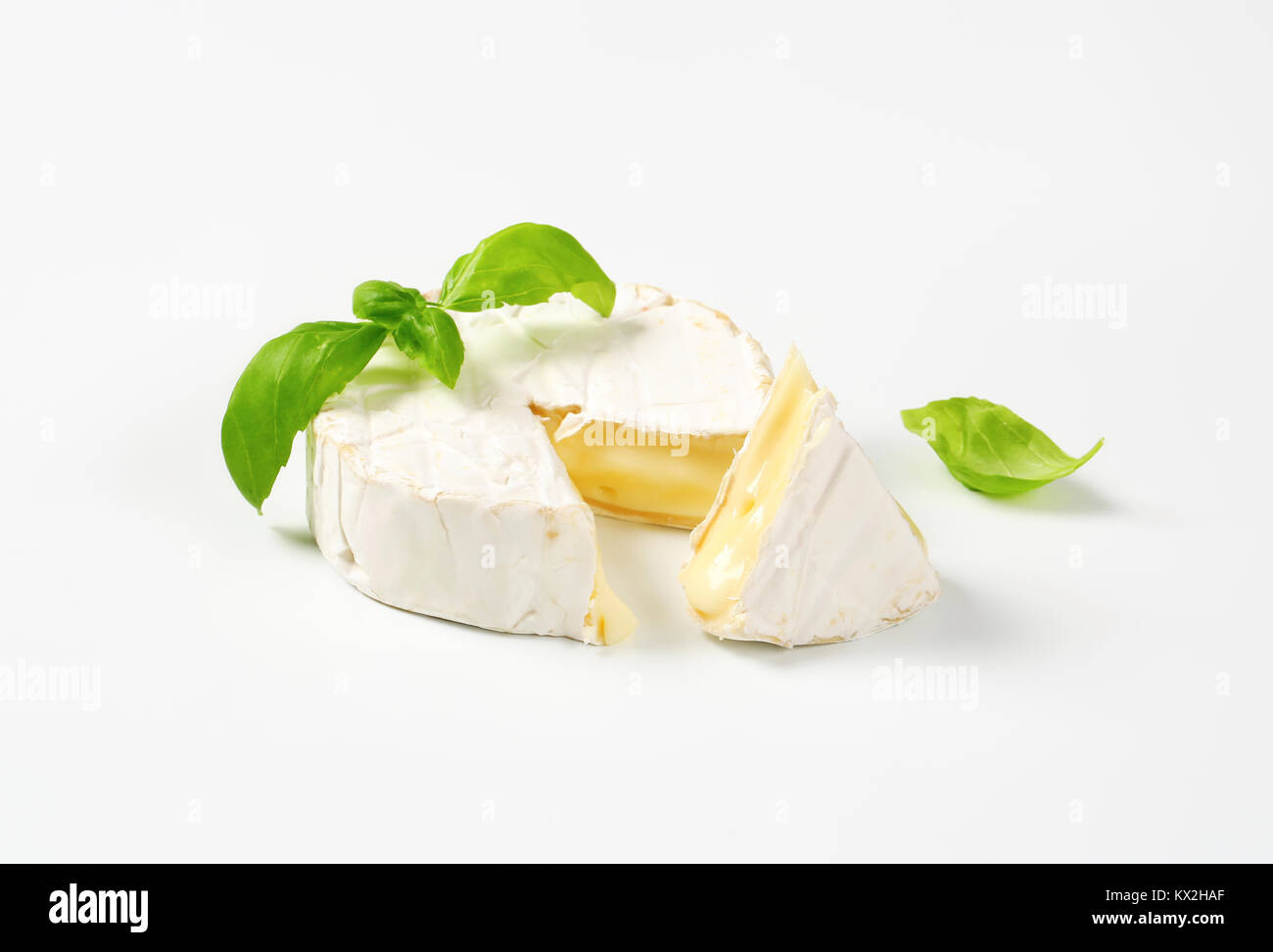 Ruota di soft-formaggio stagionato con buccia di colore bianco Foto Stock