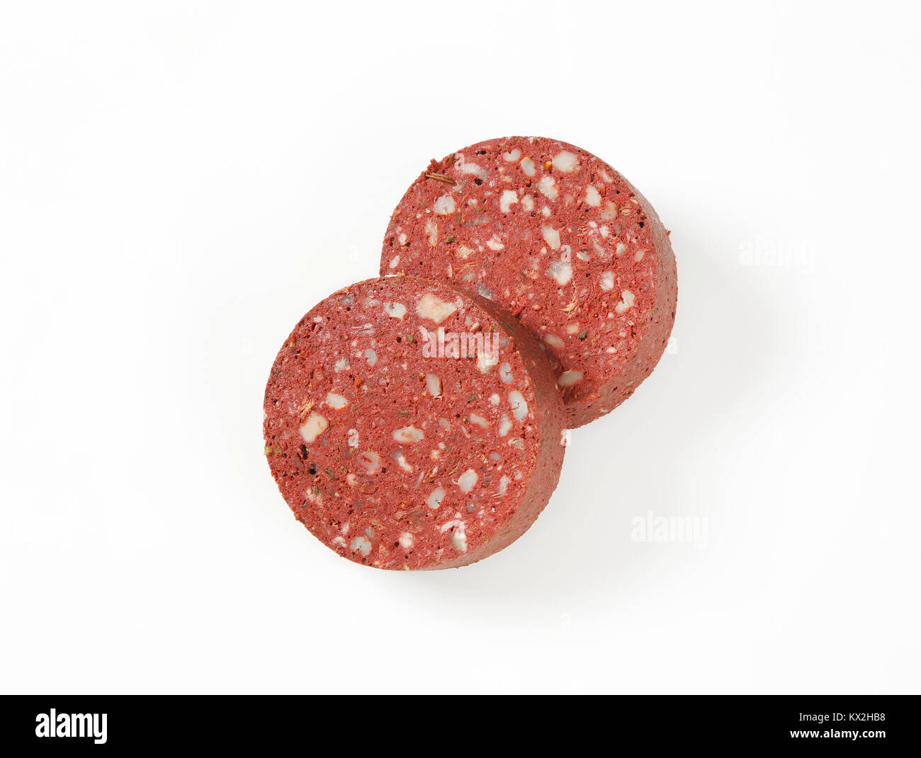 Le fette di salsiccia di sangue (budino nero) su sfondo bianco Foto Stock