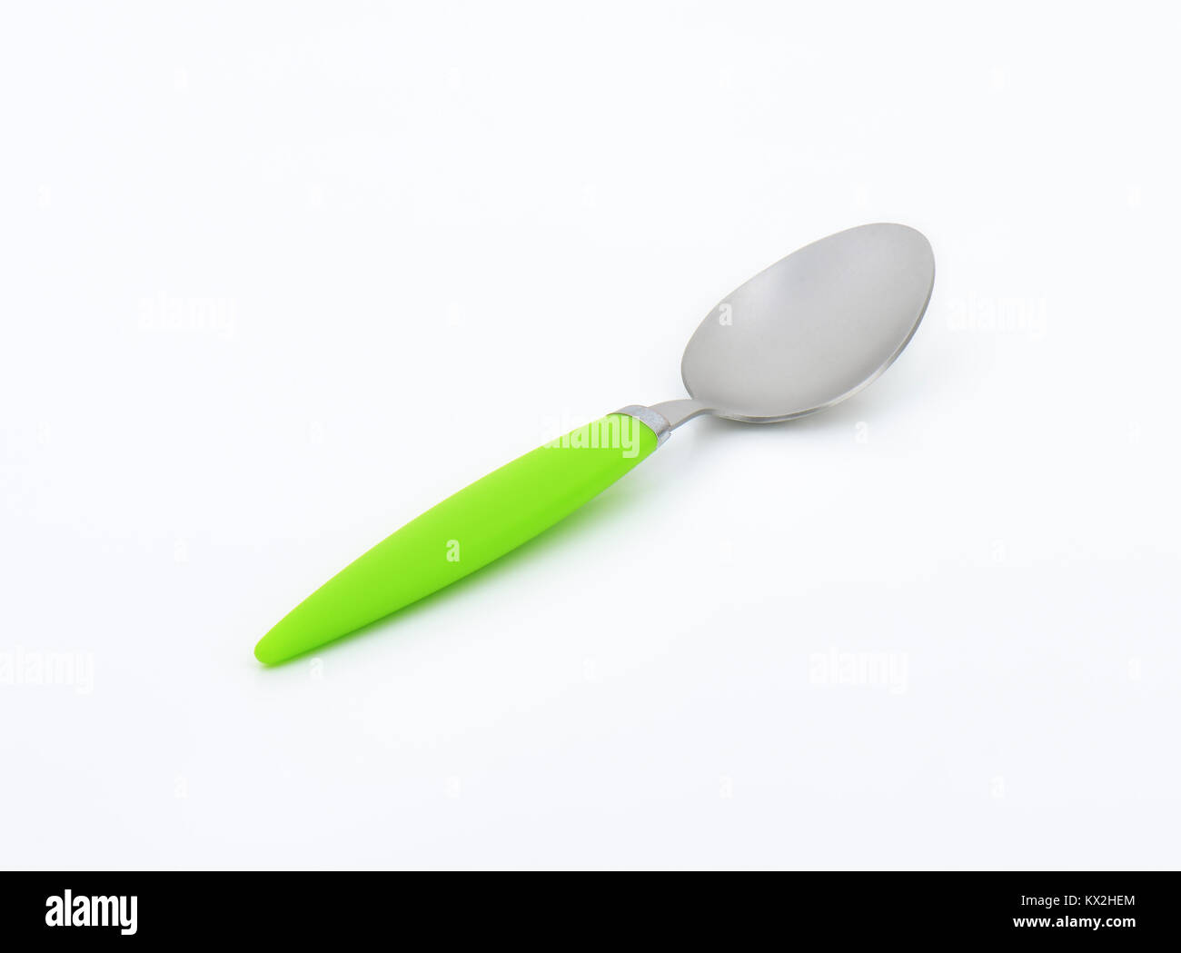 Vuoto di cucchiaino di verde con manico in plastica su sfondo bianco Foto Stock