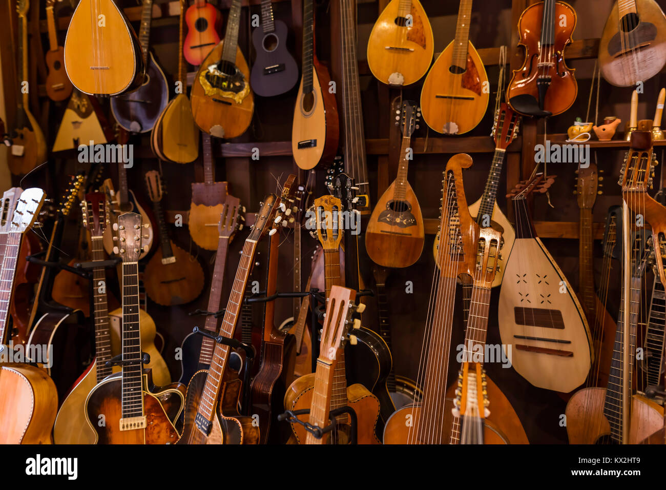 Strumenti musicali shop in caldo arancione e marrone Foto Stock