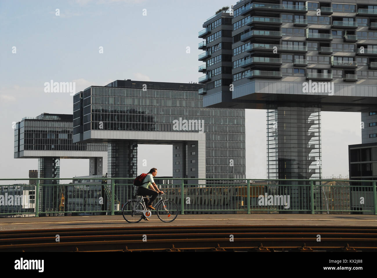 Colonia, Germania - 2 Agosto 2011: ciclista guida su Severin ponte davanti a torri di gru Foto Stock