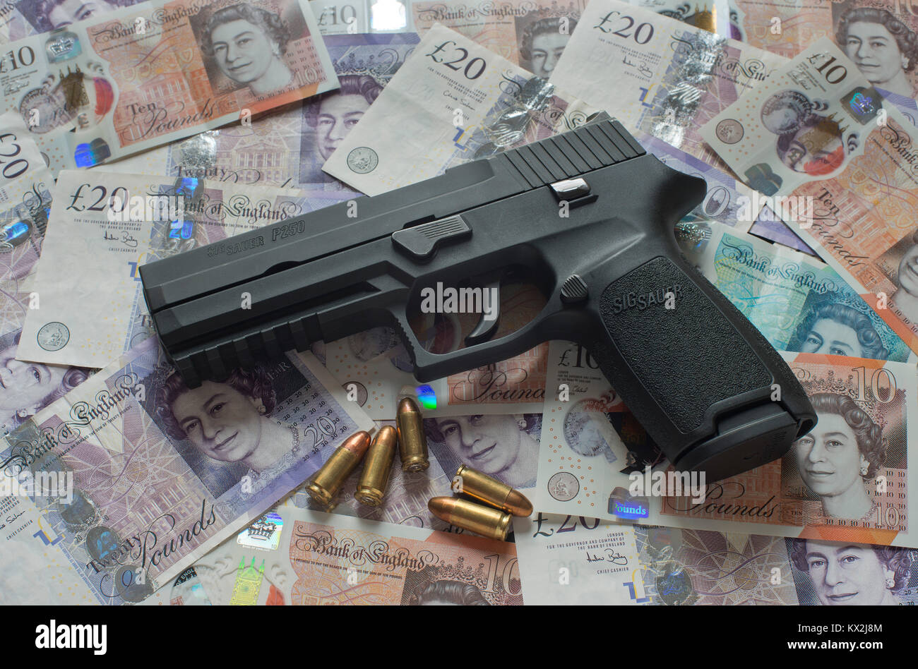 Sig Sauer P25 pistola e 9mm.le munizioni con le fatture del dollaro (USD) e con British pound note (GBP) Foto Stock