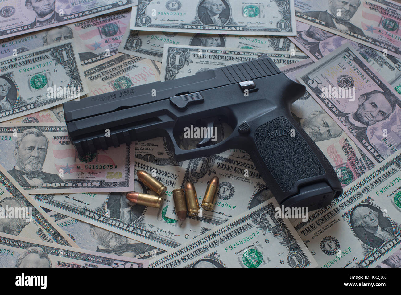 Sig Sauer P25 pistola e 9mm.le munizioni con le fatture del dollaro (USD) e con British pound note (GBP) Foto Stock