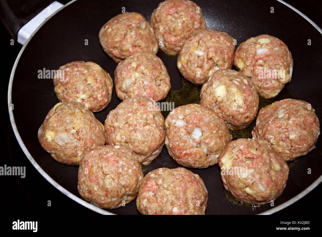 In casa polpette di carne in padella pronti per la cottura Foto Stock