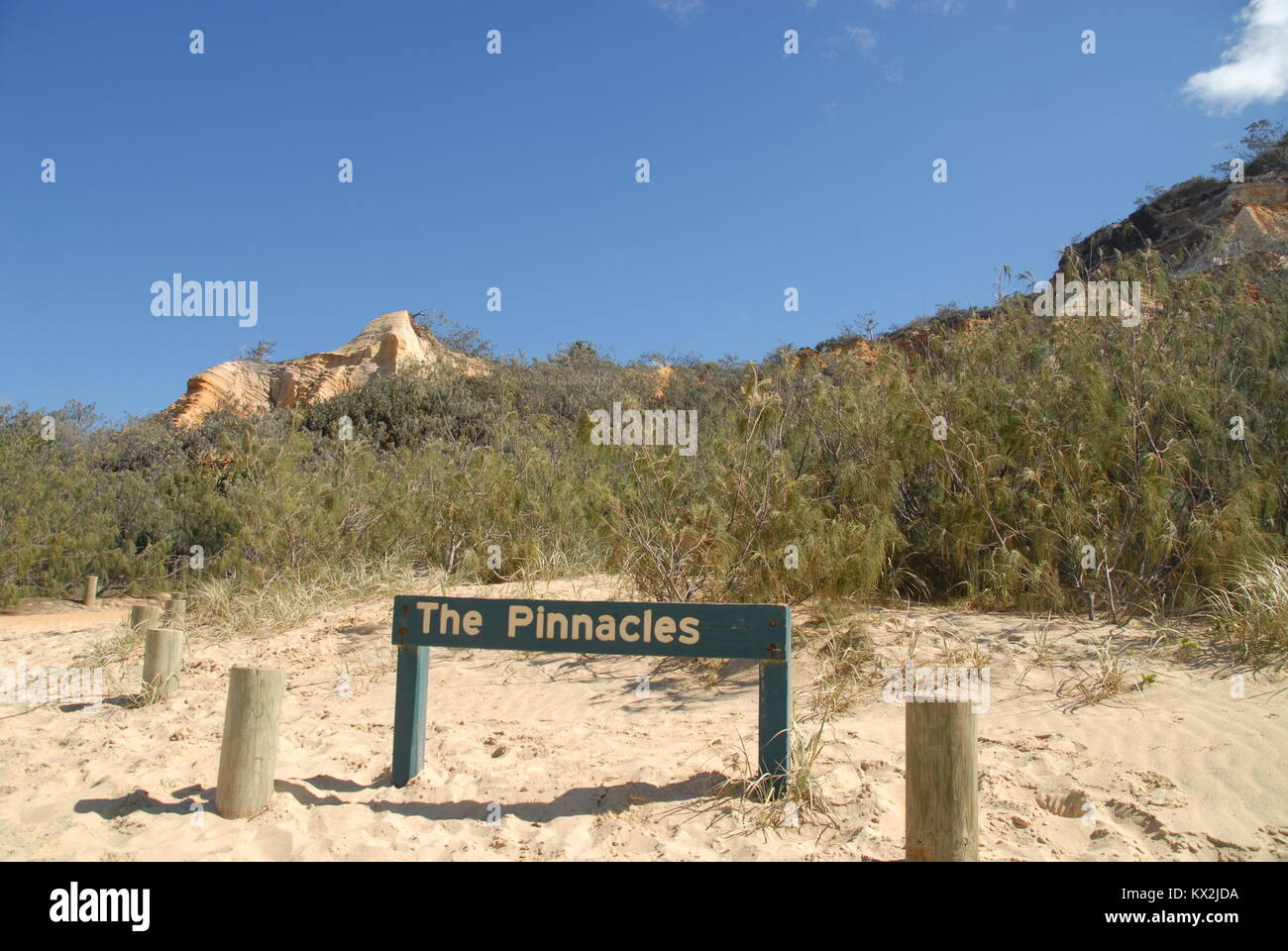 I pinnacoli e il cartello in legno su Fraser Island, in Australia Foto Stock