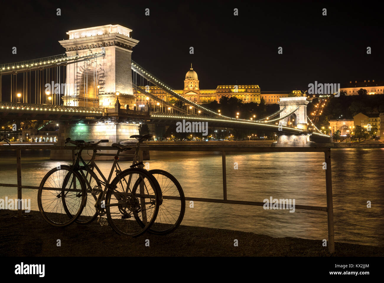 Biciclette magra contro la recinzione, Szechenyi bridge e King's Palace, Budapest Foto Stock