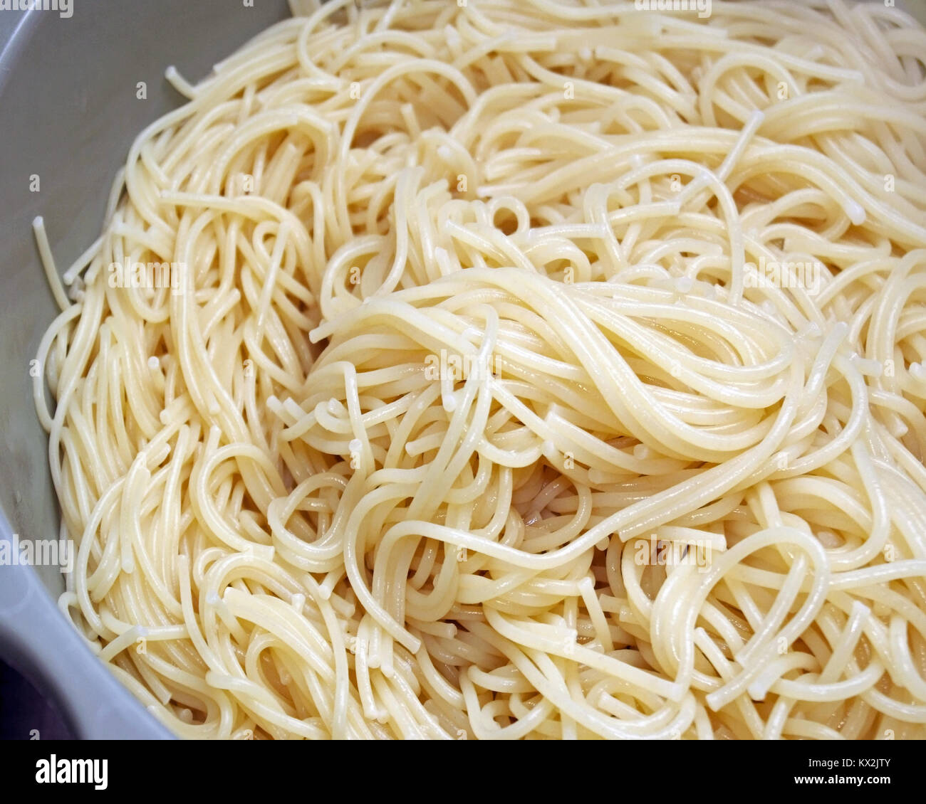 Cotta e scolata spaghetti tagliatelle in scolapasta Foto Stock