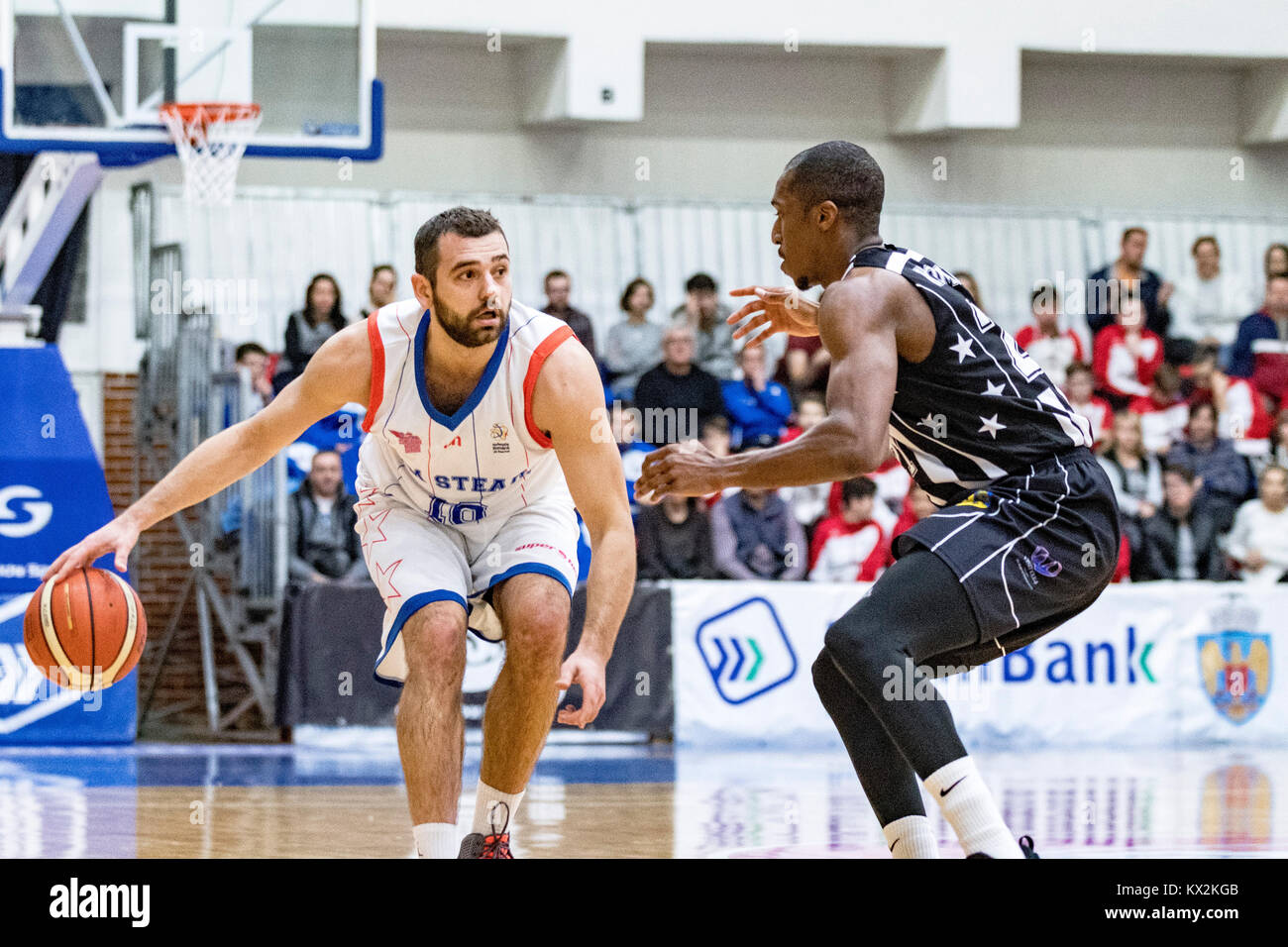 9 dicembre 2017: Pavel Marinov #10 (CSM Steaua Bucarest) e Lasannah V Kromah #21 (U BT Cluj-Napoca) durante la LNBM - Uomini National Basketball League tra il CSM Steaua Bucarest e U BT Cluj Napoca presso la Sala Regimentul de Garda 'Mihai Viteazul', Bucarest, Romania ROU. Copyright: Cronos/Catalin Soare Foto Stock