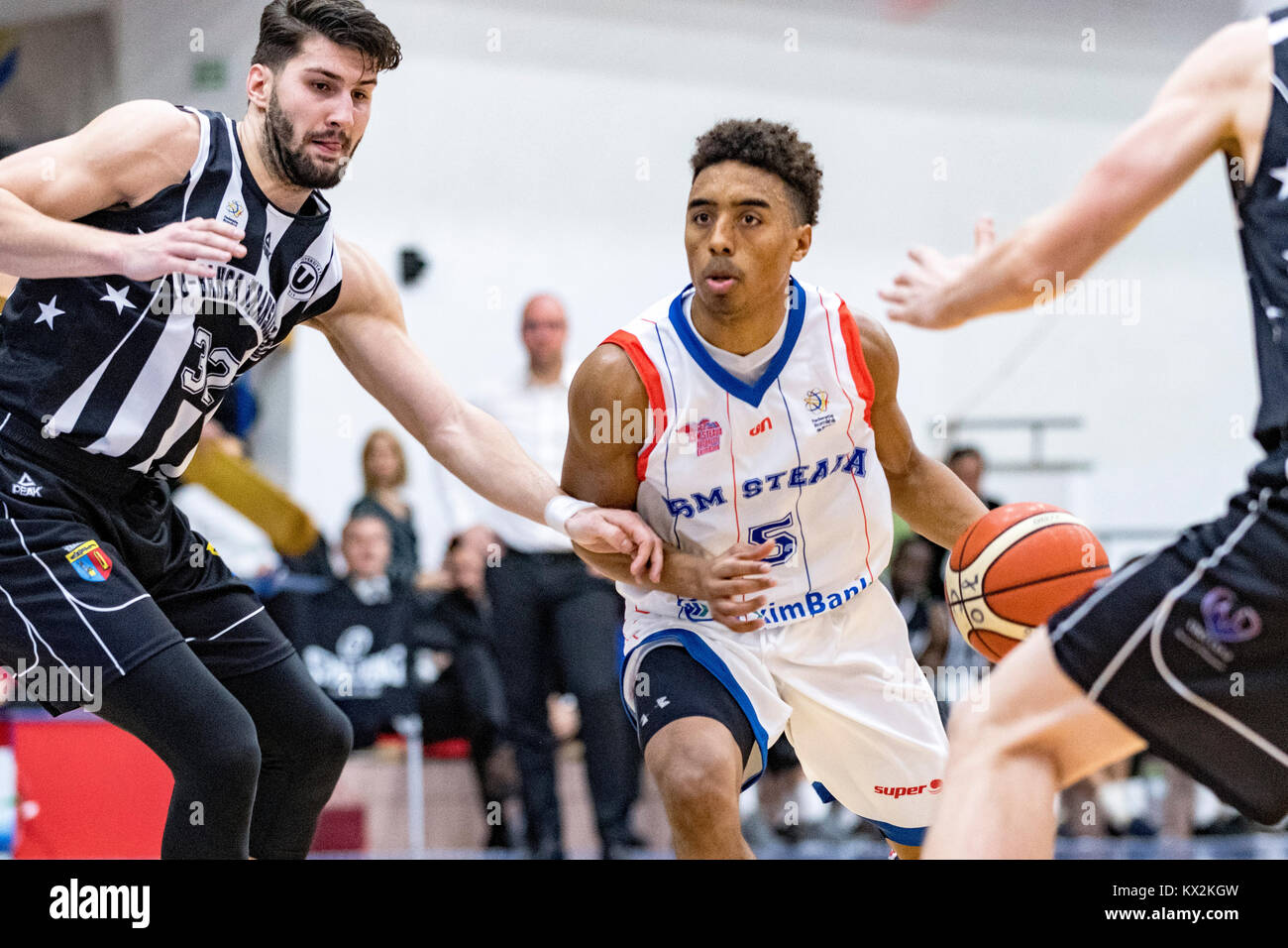 9 dicembre 2017: Brandon Taylor #5 (CSM Steaua Bucarest) e Nandor Kuti #32 (U BT Cluj-Napoca) durante la LNBM - Uomini National Basketball League tra il CSM Steaua Bucarest e U BT Cluj Napoca presso la Sala Regimentul de Garda 'Mihai Viteazul', Bucarest, Romania ROU. Copyright: Cronos/Catalin Soare Foto Stock