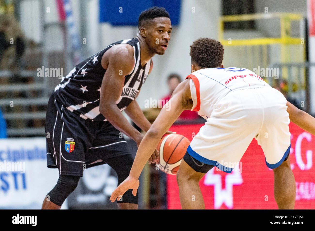 9 dicembre 2017: Giordan Lee Watson #4 (U BT Cluj-Napoca) durante la LNBM - Uomini National Basketball League tra il CSM Steaua Bucarest e U BT Cluj Napoca presso la Sala Regimentul de Garda 'Mihai Viteazul', Bucarest, Romania ROU. Copyright: Cronos/Catalin Soare Foto Stock