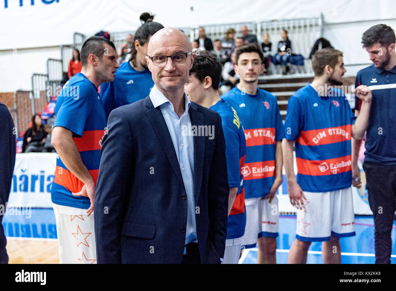 9 dicembre 2017: Jukka Toijala - head coach (CSM Steaua Bucarest) durante la LNBM - Uomini National Basketball League tra il CSM Steaua Bucarest e U BT Cluj Napoca presso la Sala Regimentul de Garda 'Mihai Viteazul', Bucarest, Romania ROU. Copyright: Cronos/Catalin Soare Foto Stock