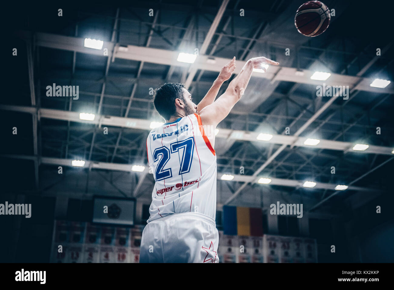 9 dicembre 2017: Dragan Zekovic #27 (CSM Steaua Bucarest) durante la LNBM - Uomini National Basketball League tra il CSM Steaua Bucarest e U BT Cluj Napoca presso la Sala Regimentul de Garda 'Mihai Viteazul', Bucarest, Romania ROU. Copyright: Cronos/Catalin Soare Foto Stock