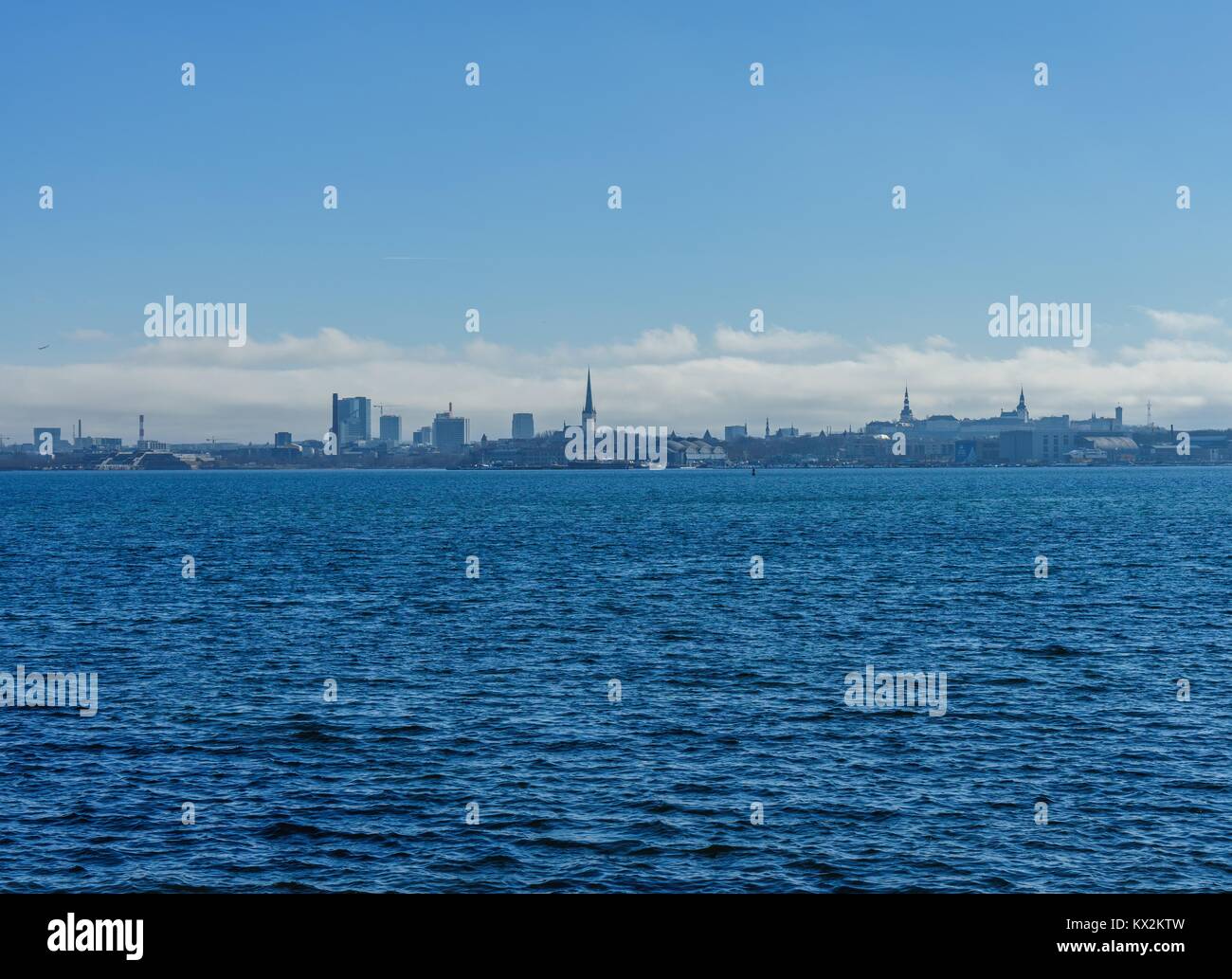 Vista della città di Tallinn dal Mar Baltico Foto Stock