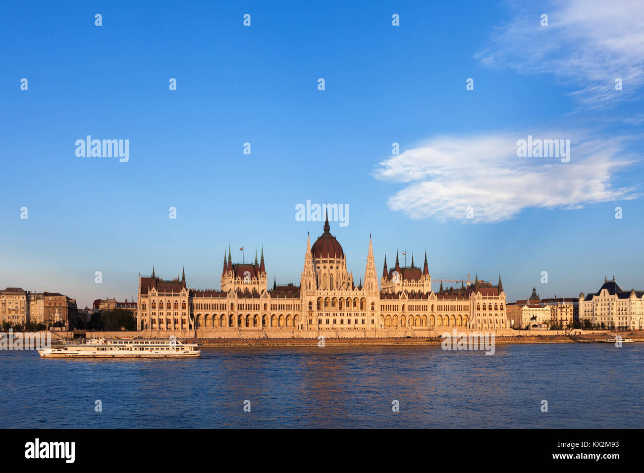 Tramonto al parlamento ungherese edificio dal fiume del Danubio nella città di Budapest, Ungheria. Foto Stock